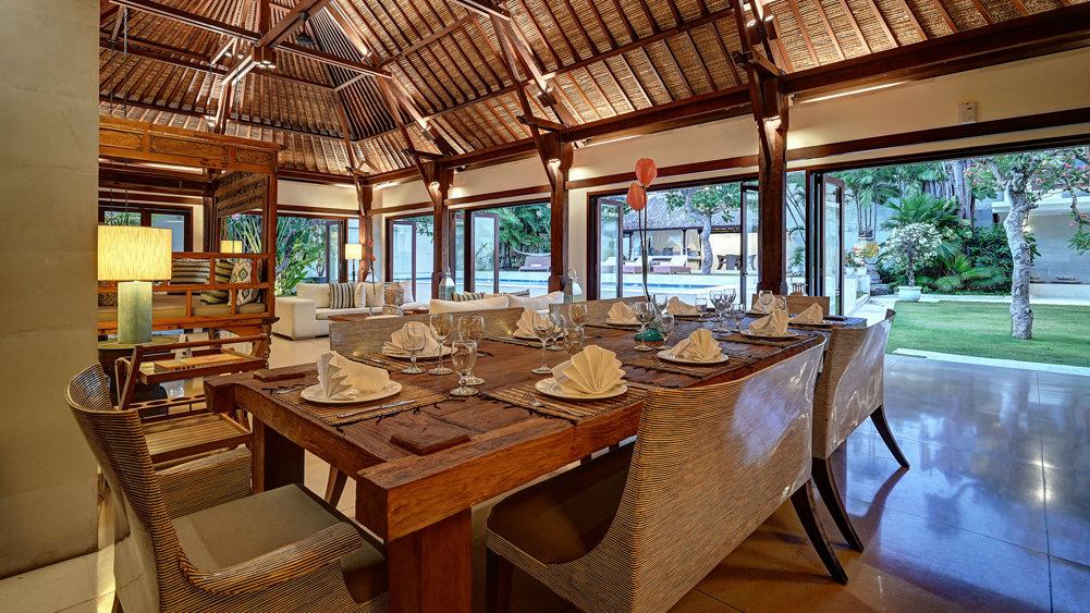 Casa Evaliza - Dining area overlooking the pool and lawn